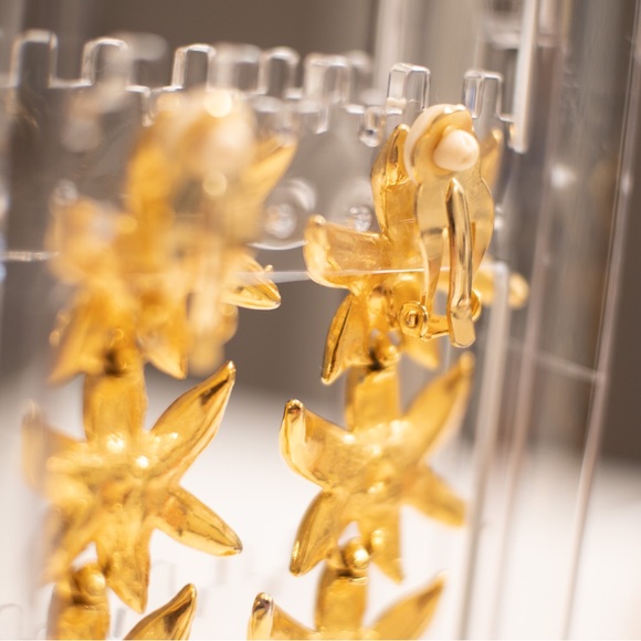 Trifari Starfish/ Flower shaped clip on earrings - Picture 4 of 7